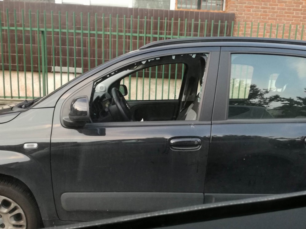 Auto danneggiate in via Montano