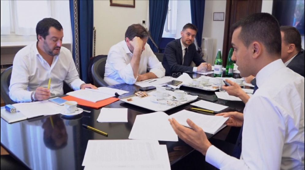 Matteo Salvini e Luigi Di Maio al tavolo della trattativa sul contratto di governo in un fermo immagine