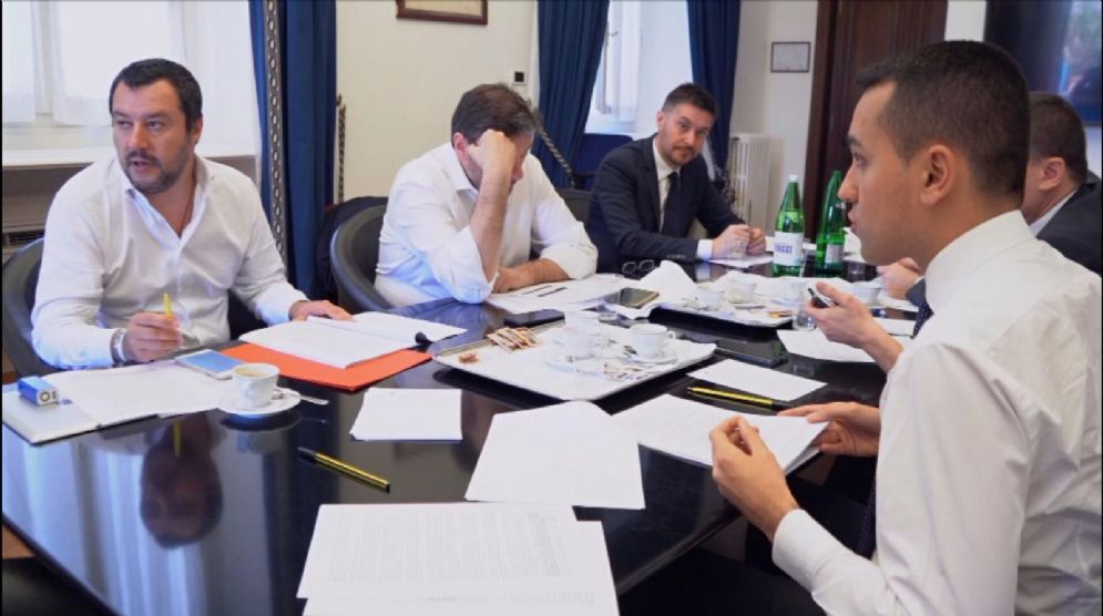 La pagina del contratto di governo tra M5S e Lega, in un fermo immagine tratto da un video diffuso dal M5S
