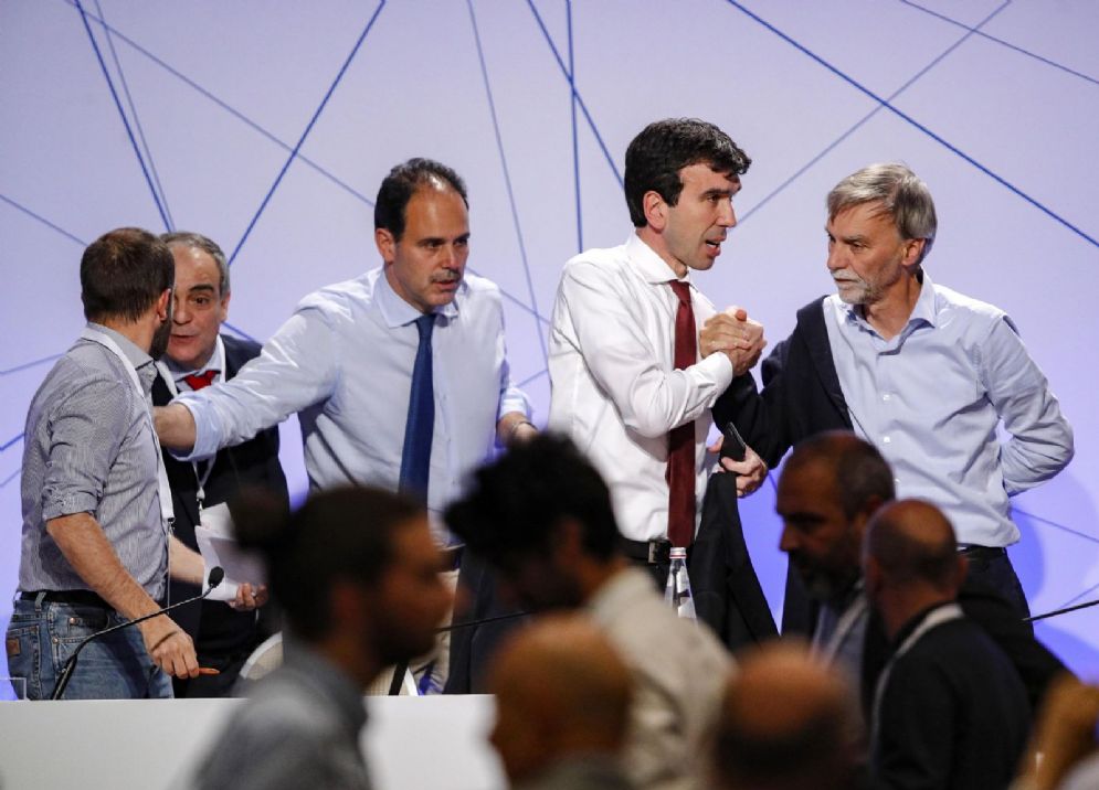 Il Pd si divide, Martina resta reggente: la linea Renzi passa tra fischi