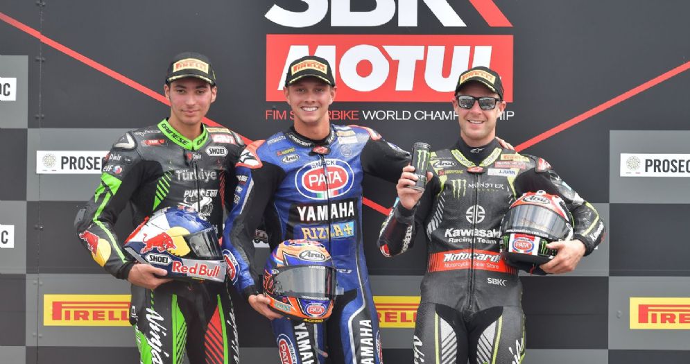 Il podio di gara-2 della Superbike a Donington: Michael van der Mark, Toprak Razgatlioglu e Jonathan Rea
