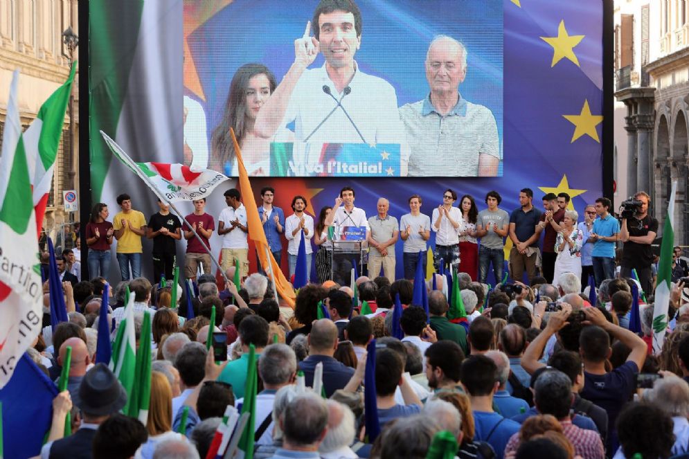 Un momento della manifestazione PD a Piazza SS. Apostoli, in difesa dell'Italia e della Costituzione con Maurizio Martina, segretario reggente del PD