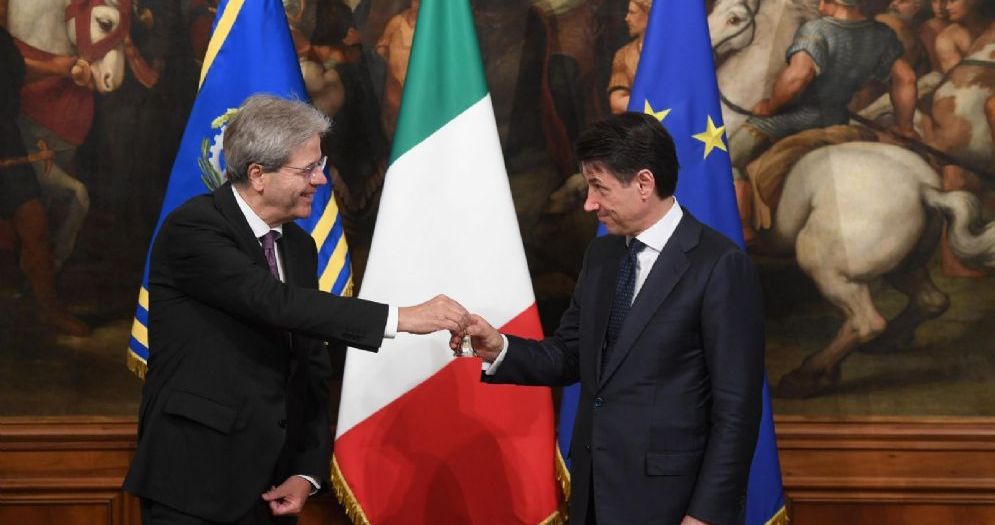L'ex premier Paolo Gentiloni passa la campanella al successore Giuseppe Conte
