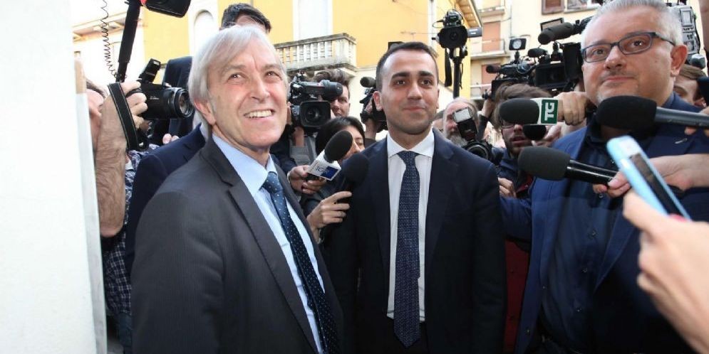 Il leader del M5s Luigi Di Maio con Sergio Bramini, l'imprenditore fallito a causa dello Stato