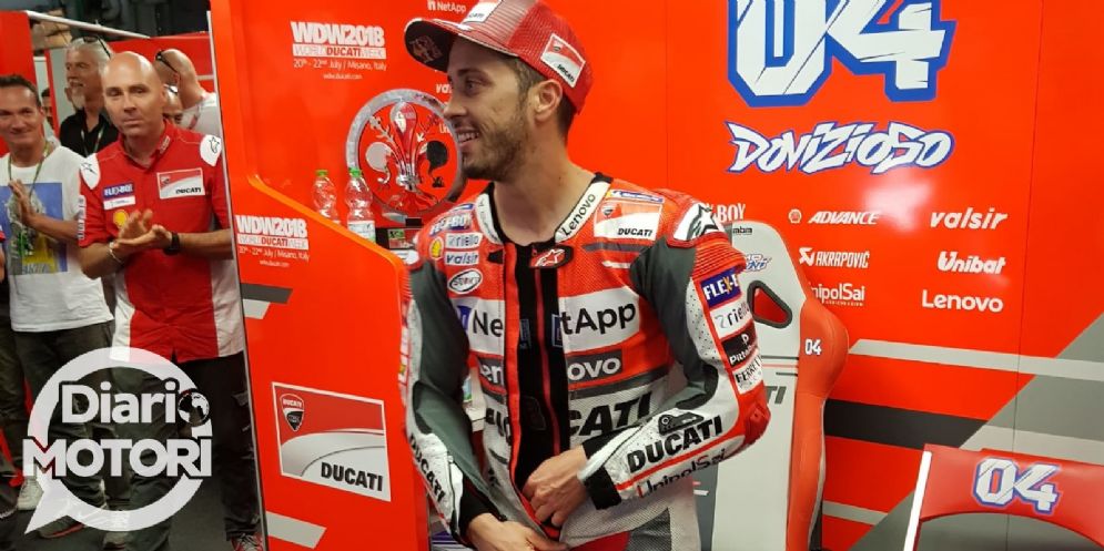 Andrea Dovizioso sorride ai box della Ducati dopo il GP del Mugello di MotoGP