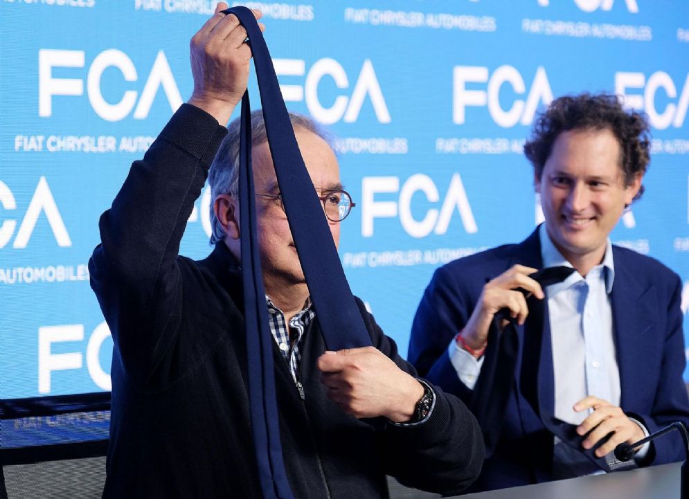 Sergio Marchionne e John Elkann al termine dell'evento "FCA Capital Markets Day" dal maxi schermo della sala stampa a Balocco, Torino