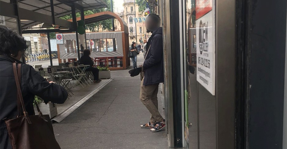 Uomo costretto a chiedere l'elemosina: sempre presente il cappellino da baseball