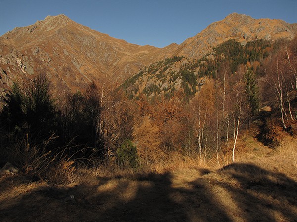 Panorama sul Monte Barone e sulla cima di Pissavacca dalla Bocchetta Foscale