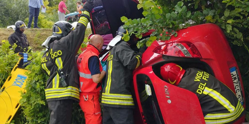 Madre e figlio si ribaltano con l'auto e finiscono nel fosso: feriti gravi
