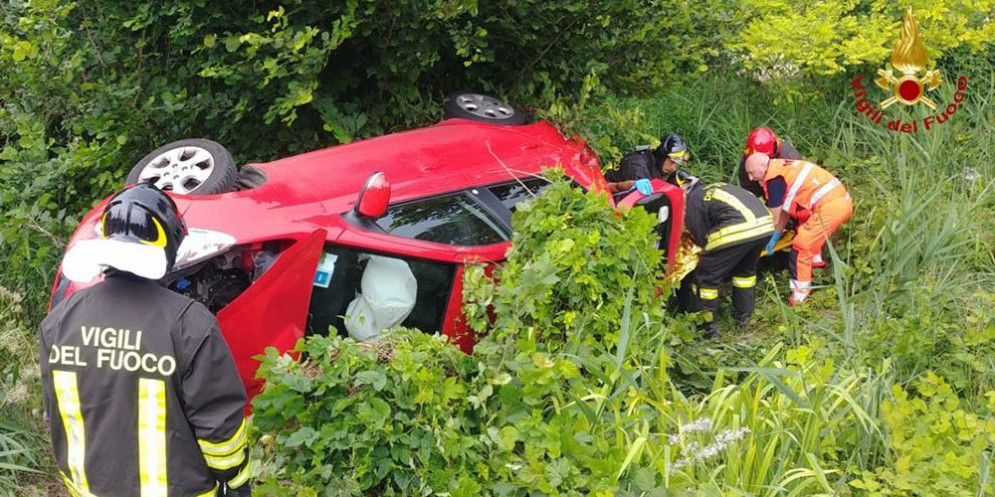Madre e figlio si ribaltano con l'auto e finiscono nel fosso: feriti gravi