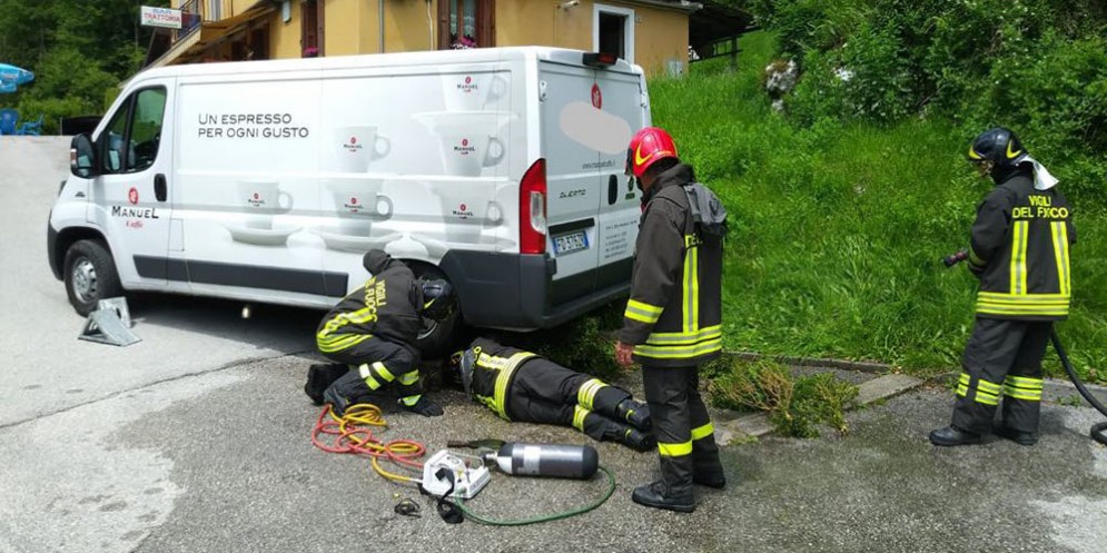 Finisce contro colonnina del gas Gpl: tragedia sfiorata