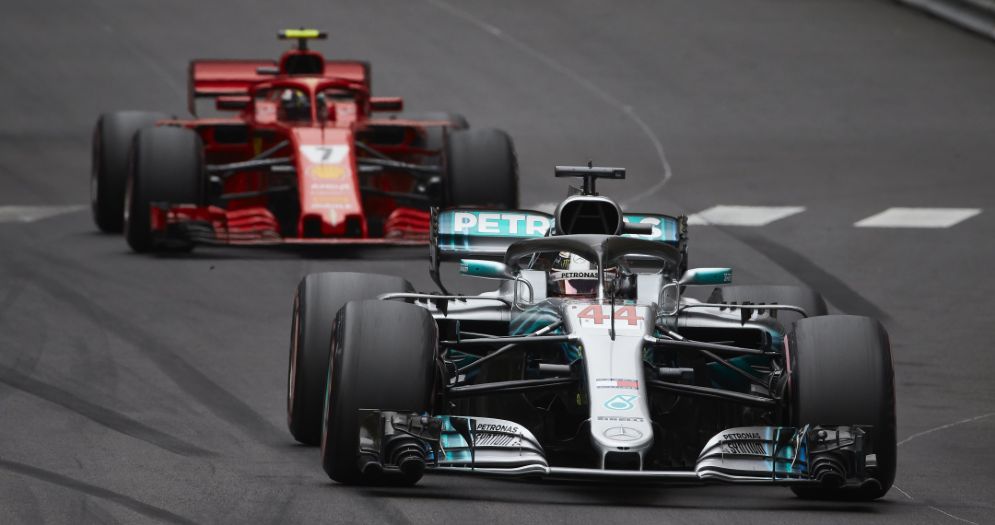 La Mercedes di Lewis Hamilton davanti alla Ferrari di Kimi Raikkonen nel GP di Montecarlo di Formula 1