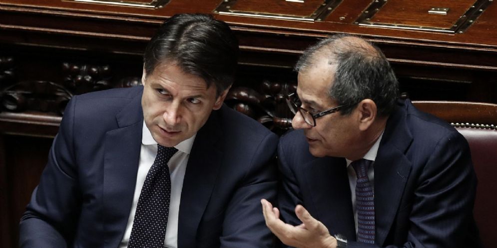 Il ministro dell'Economia Giovanni Tria con il premier Giuseppe Conte