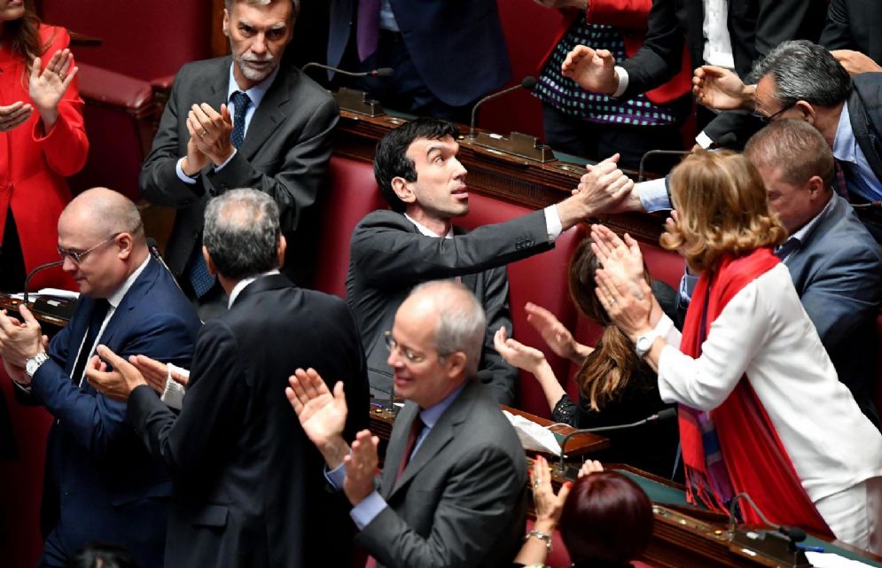 Il segretario reggente del Pd, Maurizio Martina con i colleghi di partito