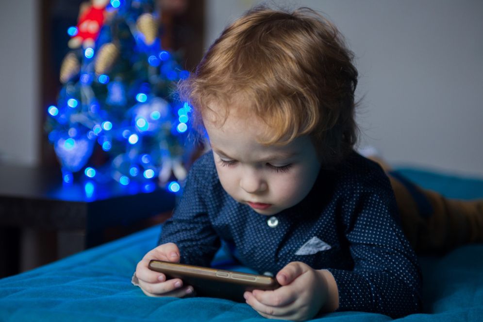 Bimbo con smartphone