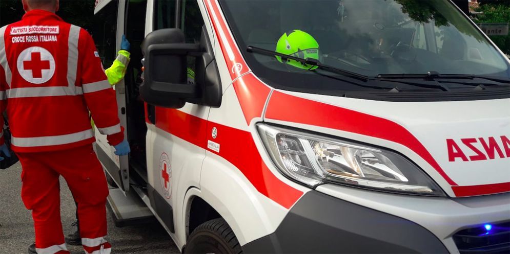 Gradisca, ciclista si schianta contro un'auto
