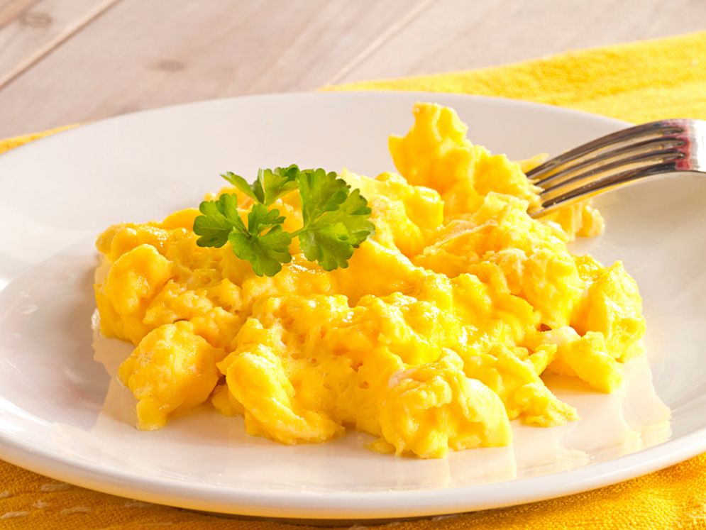 Muore dopo aver mangiato le uova strapazzate