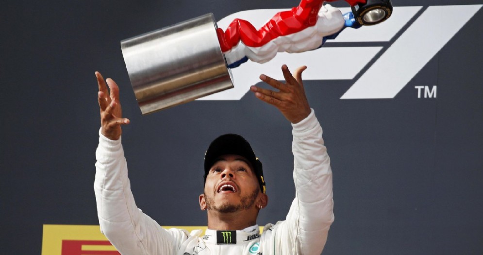 Lewis Hamilton sul gradino più alto del podio del GP di Francia di F1 al Paul Ricard