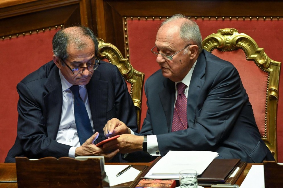 I ministri Giovanni Tria e Paolo Savona, in aula del Senato durante le comunicazioni in vista del Consiglio europeo del 28 e 29 giugno