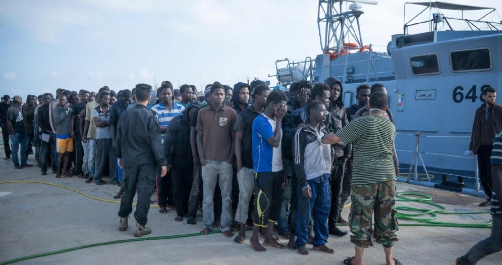 Un gruppo di 301 migranti africani, tra cui 46 bambini,  stato salvato dalla Guardia costiera libica a bordo di due grandi gommoni in panne a ovest di Tripoli