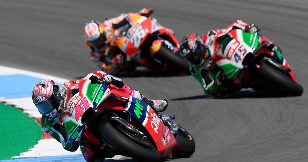 Le due Aprilia di Aleix Espargaro e Scott Redding in azione nel GP d'Olanda di MotoGP ad Assen