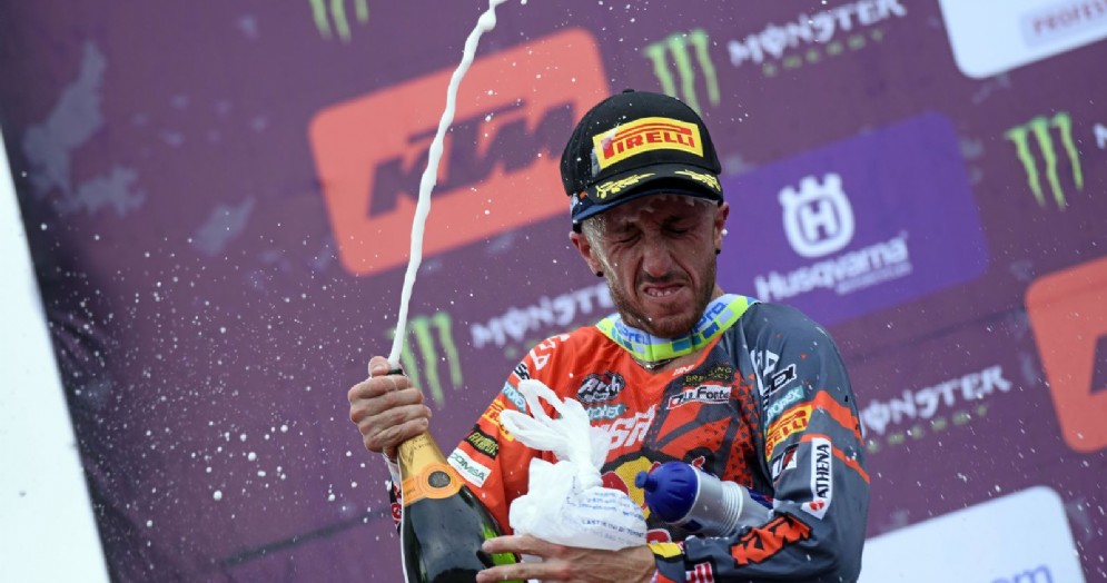 Tony Cairoli sul gradino più alto del podio del GP d'Indonesia del Mondiale Motocross