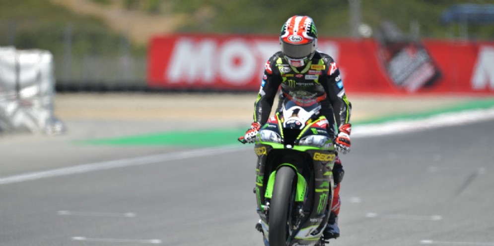 Jonathan Rea impenna la sua Kawasaki dopo una vittoria nel Mondiale Superbike