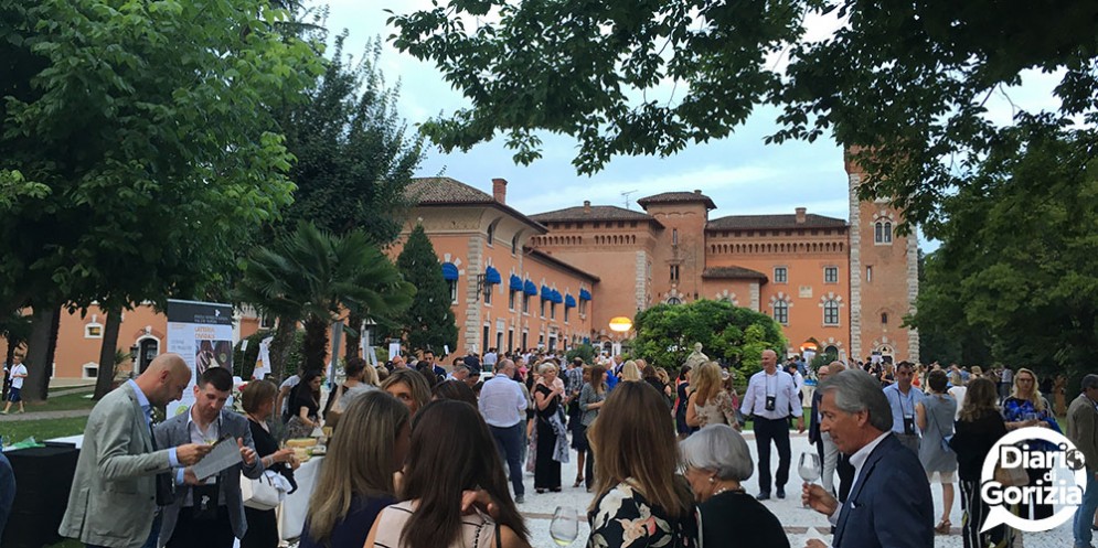 Luci e colori alla "Cenaspettacolo", il glamour dinner show con le eccellenze del gusto di Fvg Via dei Sapori