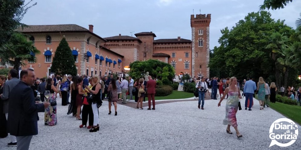 Luci e colori alla "Cenaspettacolo", il glamour dinner show con le eccellenze del gusto di Fvg Via dei Sapori