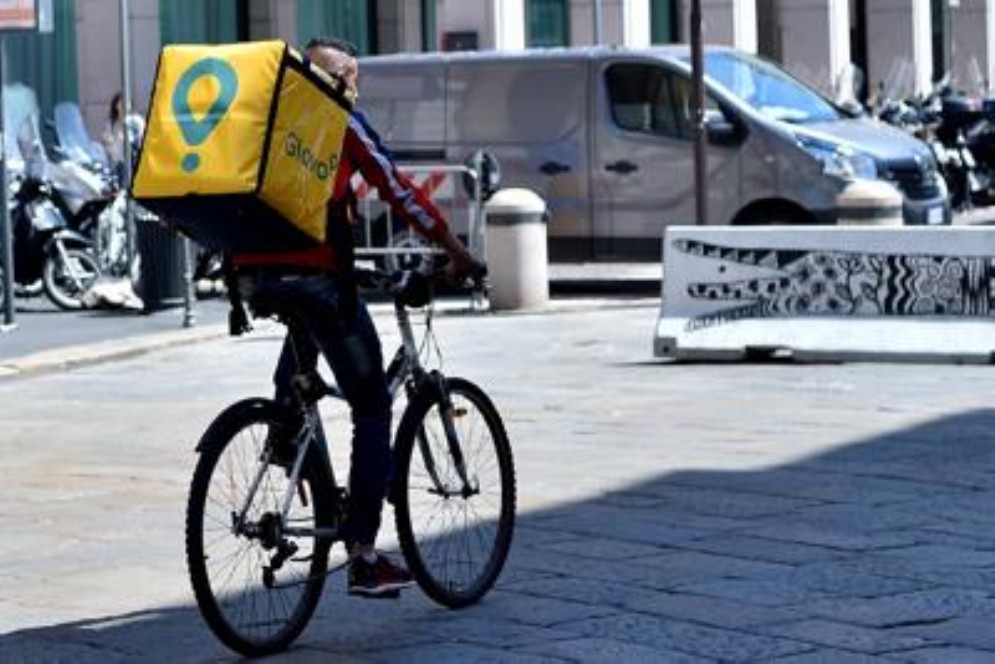 Un rider di Glovo