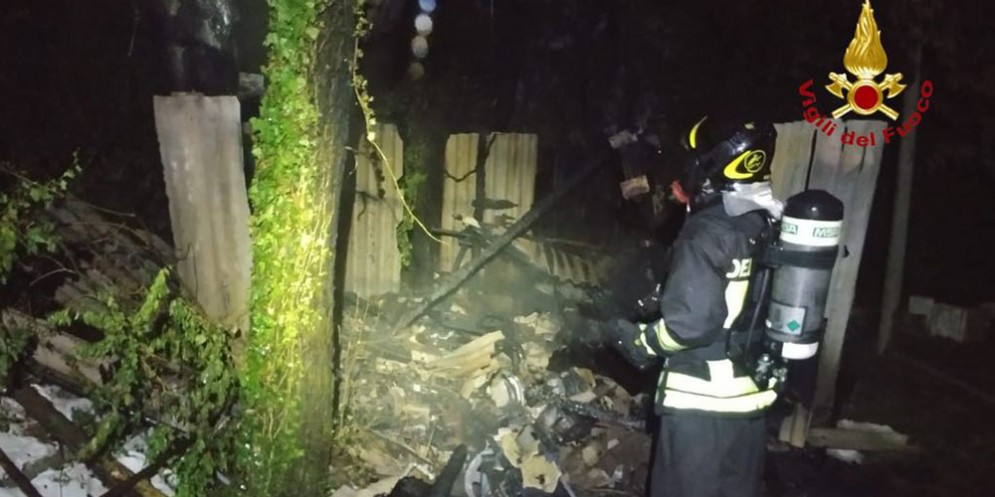 Cade un fulmine: deposito agricolo prende fuoco