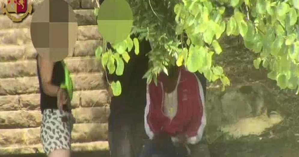 Un fermo immagine un momento dell'operazione antidroga. Perugia, 6 luglio 2018