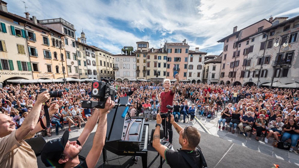 Concerto del risveglio, Locatelli incanta davanti a più di 2.000 persone