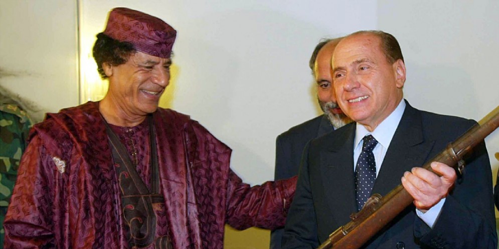 Il primo incontro tra Silvio Berlusconi e il leader libico Muhammar Gheddafi il 28 ottobre 2002