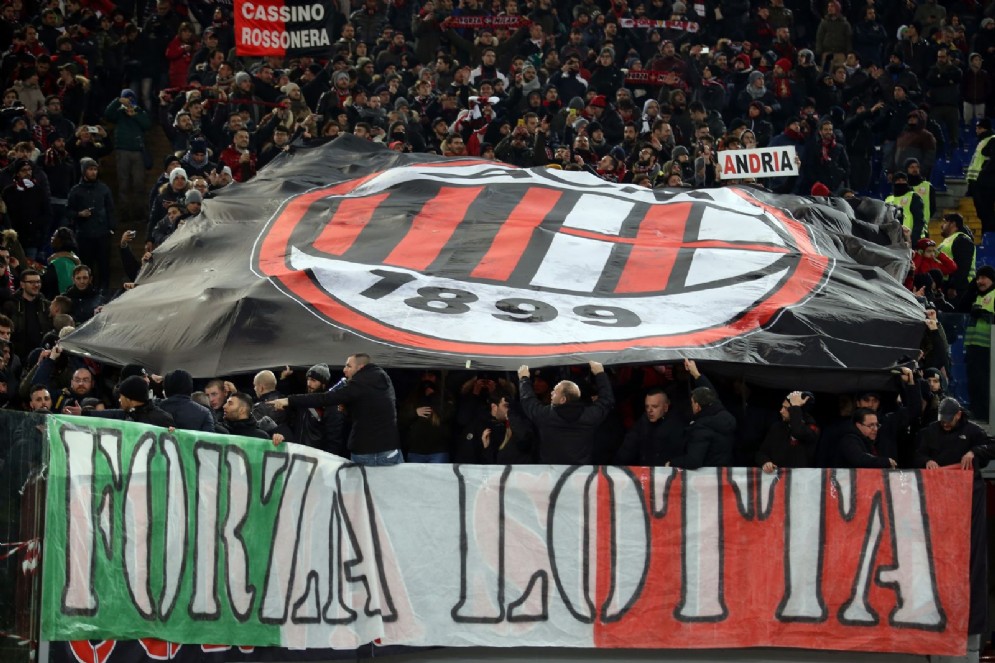 I tifosi del Milan attendono di conoscere il futuro della società rossonera