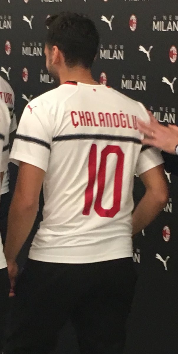 L'errore sulla maglia di Hakan Calhanoglu