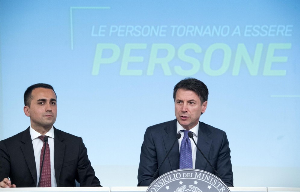 Il ministro del Lavoro Luigi Di Maio con il presidente del Consiglio Giuseppe Conte alla presentazione del decreto dignità