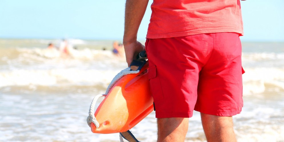 Accusa un malore mentre passeggia in spiaggia: morta 84enne