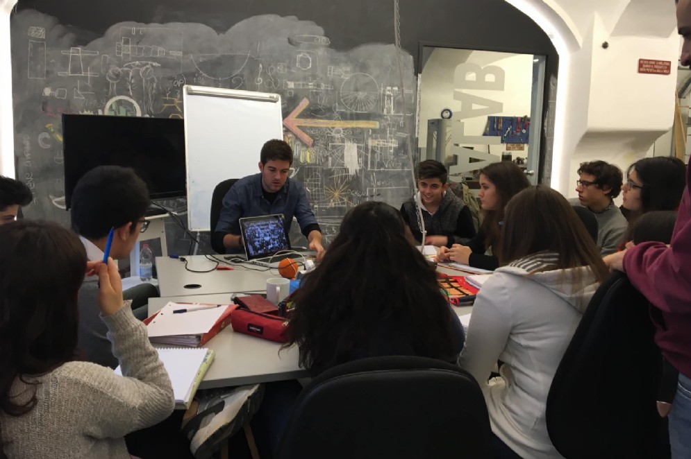 Un’occasione di formazione agli studenti effettuata da parte dei coworker di SELLALAB.