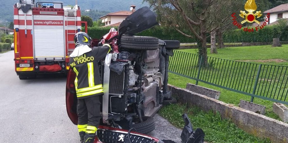 Due auto si scontrano ad Aviano e una si ribalta: un ferito