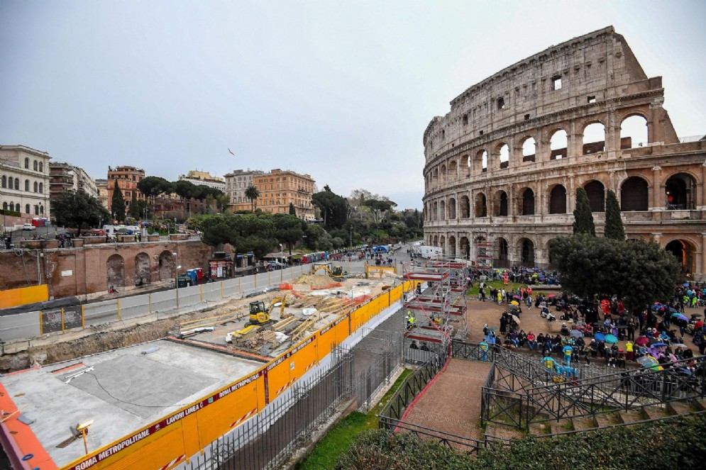 Lavori della Metro C in via dei Fori Imperiali, davanti al Colosseo