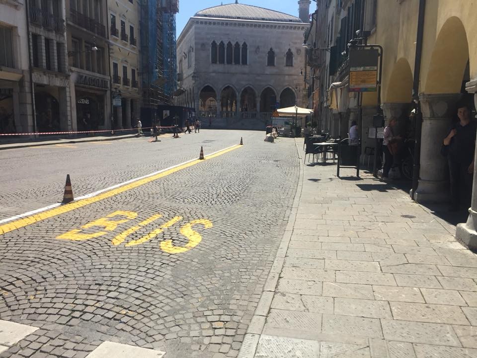 Torna la segnaletica orizzontale in via Mercatovecchio: è già polemica