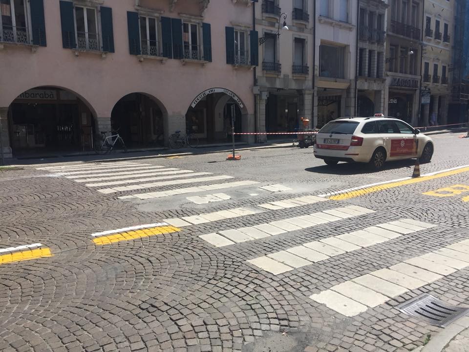 Torna la segnaletica orizzontale in via Mercatovecchio: è già polemica