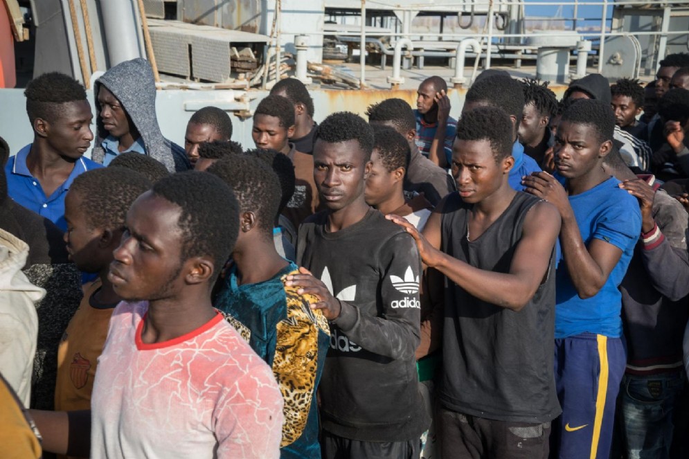 Migranti al centro di accoglienza di Trig al Seka