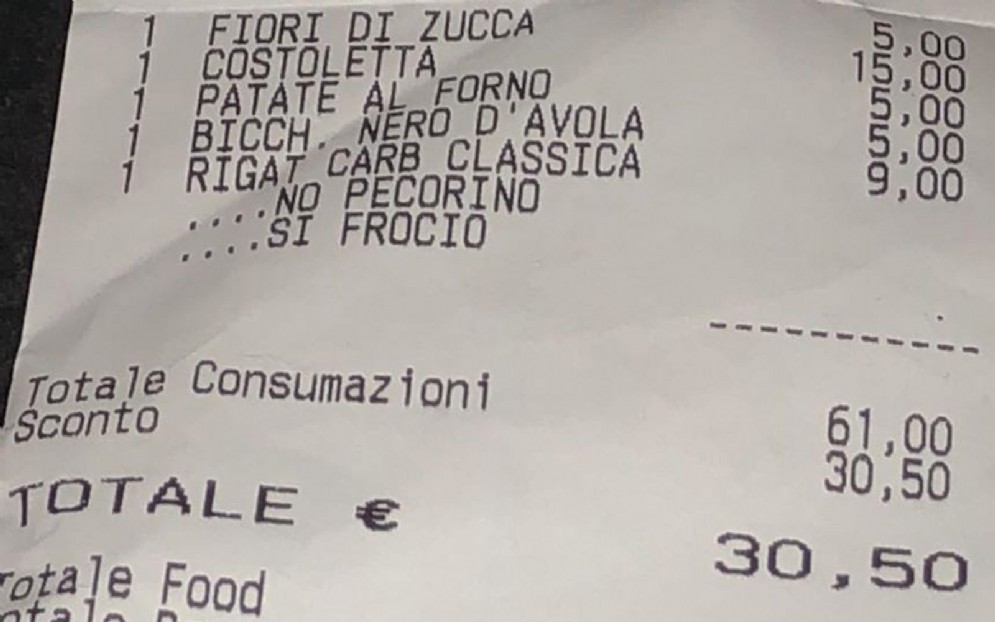 Lo scontrino omofobo consegnato a una coppia gay romana in un locale del quartiere San Giovanni