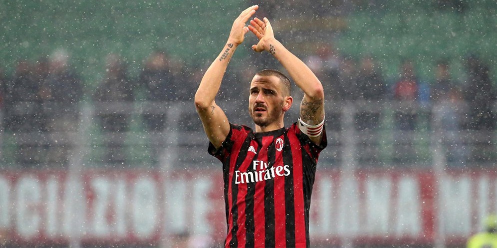 Capitan Bonucci saluta i tifosi del Milan