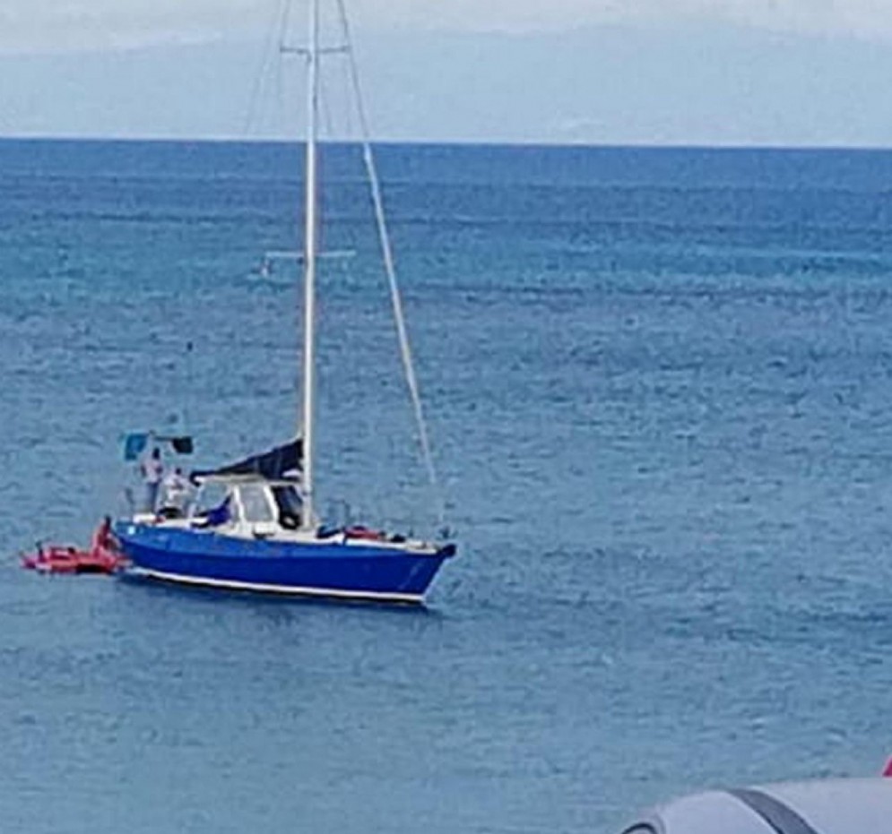 L'imbarcazione con la quale sono arrivati i migranti