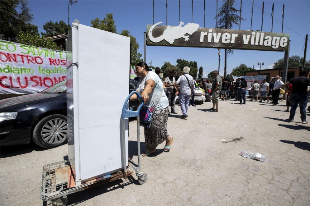 Lo sgombero del campo rom Camping River di Roma