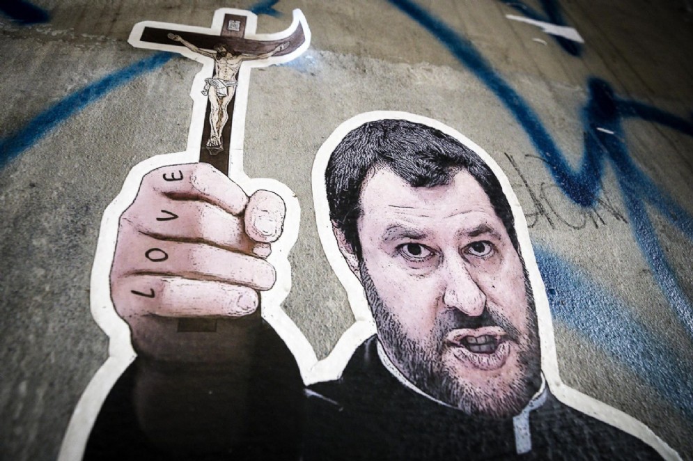 Un murales che ritrae Matteo Salvini in tonaca da prete. Roma, 28 luglio 2018
