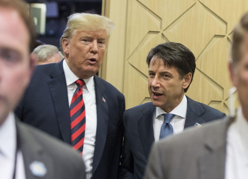 Il presidente del Consiglio Giuseppe Conte parla con il presidente Usa Donald Trump